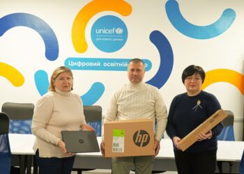 Для освітнього центру в Охтирці передали сучасні ноутбуки