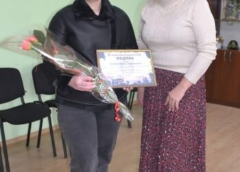 Дружині захисника з Шосткинщини вручили подяку від військового командування