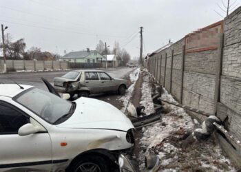 ДТП у Шостці: водію легковика стало зле – авто «наздогнало» «Славуту», а потім в’їхало у відбійник + Фото