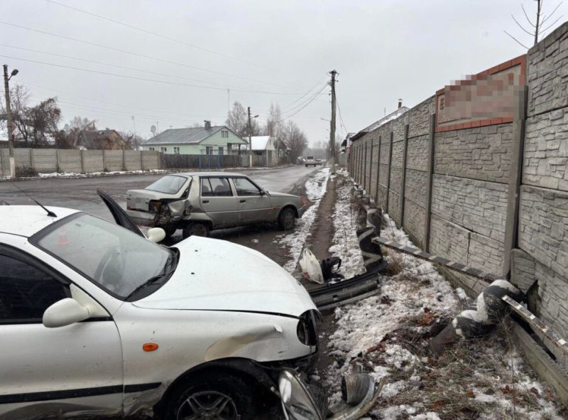 ДТП у Шостці: водію легковика стало зле – авто «наздогнало» «Славуту», а потім в’їхало у відбійник + Фото