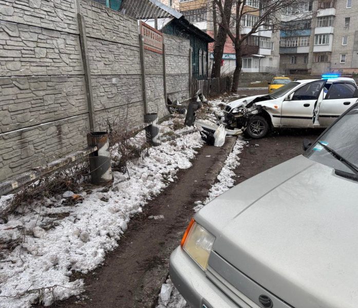 ДТП у Шостці: водію легковика стало зле – авто «наздогнало» «Славуту», а потім в’їхало у відбійник + Фото