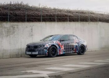 Новий електричний BMW M3 показали на фото у камуфляжі