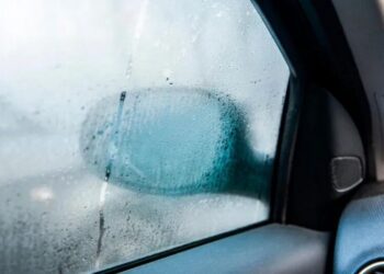 Британський експерт розповів, як уникнути запотівання скла автомобіля за допомогою простого засобу