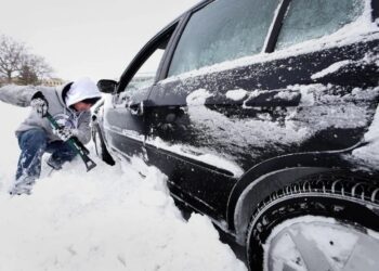 Сім хитрощів, як швидко й ефективно очистити машину від снігу