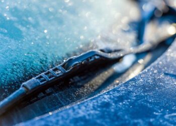 Примерзли двірники до лобового скла: механік розкрив способи боротьби з проблемою