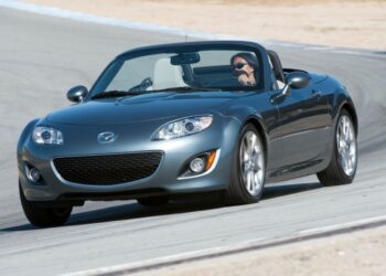 Десять спортивних автомобілів із напрочуд низькою витратою палива