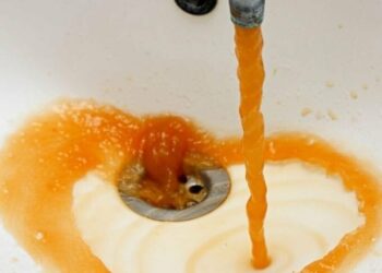 У ТОВ «Сумитеплоенерго» повідомили, що вода в кранах сумчан може тимчасово змінити колір