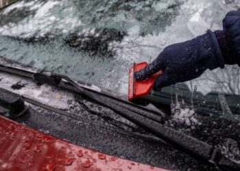 Водіям розповіли, як швидко прибрати лід з автомобілля