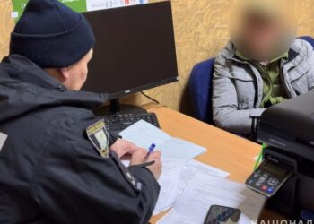 Конотопські поліцейські викрили чоловіка, який пошкодив гірлянди на міській ялинці