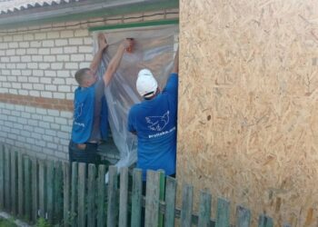 Мешканці Шосткинщини, чиї будинки обстріляли росіяни,отримали від волонтерів будівельні матеріали
