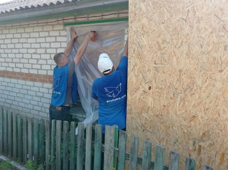 Мешканці Шосткинщини, чиї будинки обстріляли росіяни,отримали від волонтерів будівельні матеріали