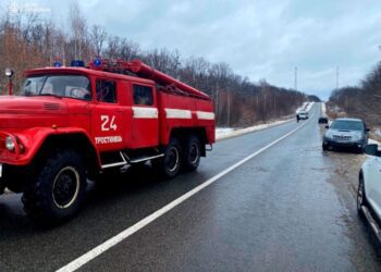 На Охтирщині рятувальники допомогли сім’ї, авто якої потрапило у кювет