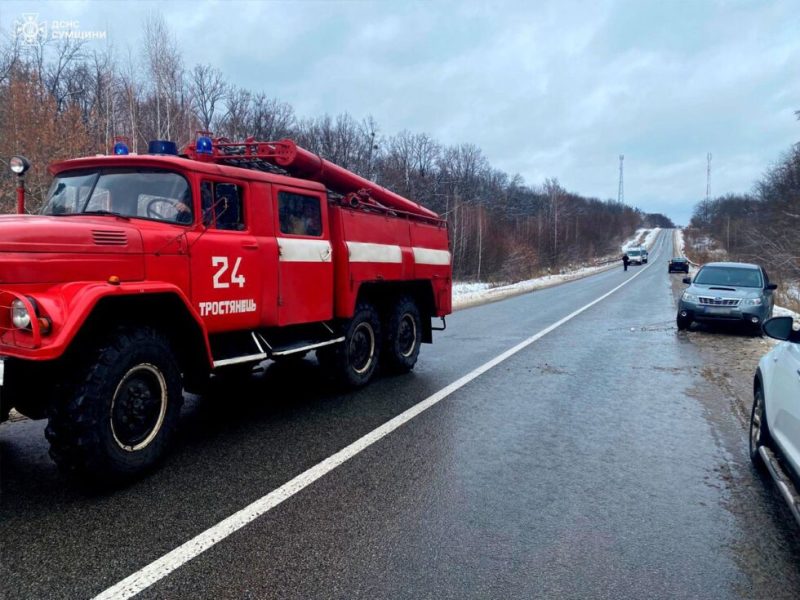 На Охтирщині рятувальники допомогли сім’ї, авто якої потрапило у кювет