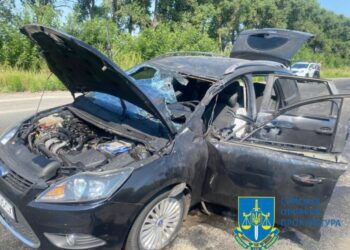 На Сумщині окупанти атакували безпілотником автомобіль цивільних – поранено жінку