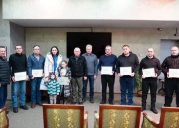 На Сумщині ветеранам війни та членам їх сімей вручили грошові сертифікати на отримання житла + ФОТО