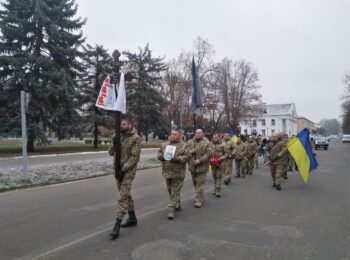 НАВІЧНО У НЕБЕСНІЙ ВАРТІ: РОМЕНСЬКА ГРОМАДА ПОПРОЩАЛАСЯ ІЗ ГЕРОЄМ – ІВАНОМ ОЛІЙНИКОМ