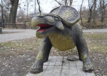 ПАРКОВИХ ДИНОЗАВРІВ ВІДРЕМОНТУВАЛИ – ПІСЛЯ НАПАДУ ВАНДАЛІВ