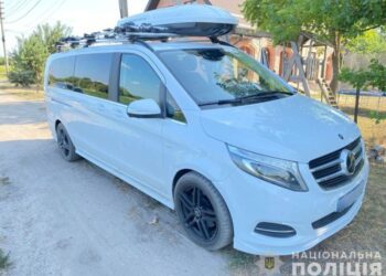 Під колесами батькової автівки загинув півторарічний хлопчик