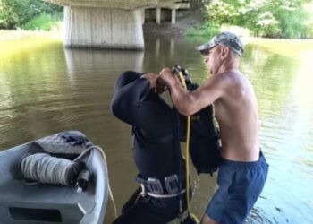 Працівники Шосткинської рятувально-водолазної служби підняли з дна Галенківського озера, в районі автомобільного моста, десятки кілограмів металоконструкцій