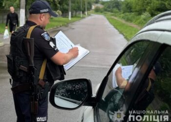 Пропонував хабар поліцейським: на Шосткинщині поліцейські затримали водія напідпитку