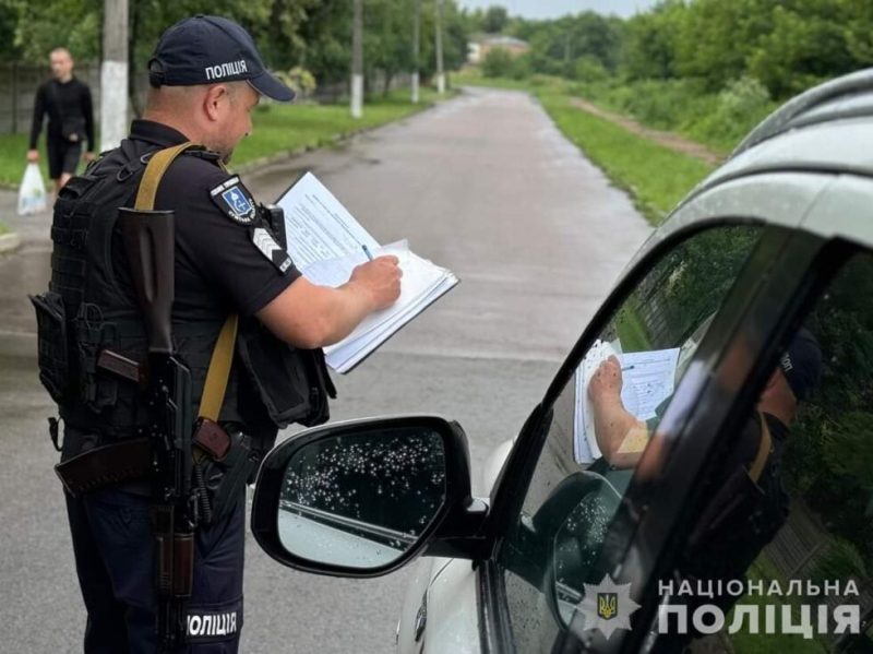 Пропонував хабар поліцейським: на Шосткинщині поліцейські затримали водія напідпитку