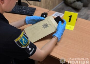 Розсилала відео власного оголеного тіла: у Конотопі поліцейські припинили протиправну діяльність дівчини, яка розповсюджувала порнографію