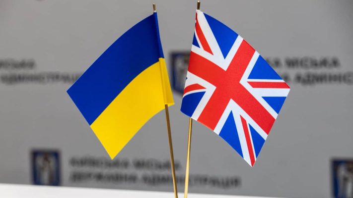 Розвідка Британії показала воронки і підтвердила ураження російського ЗРК С-400 в Криму