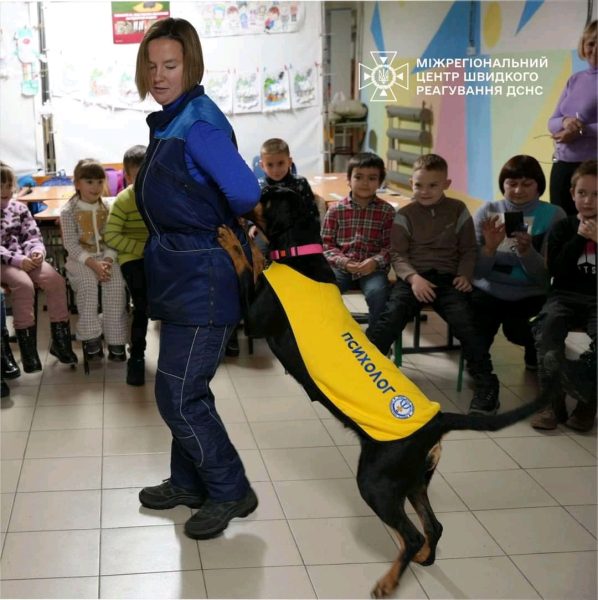 Собаки-рятувальники Тота і Тера працювали задля емоційного розвантаження роменських дітлахів + ФОТО