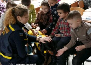 Собаки-рятувальники Тота і Тера працювали задля емоційного розвантаження роменських дітлахів + ФОТО