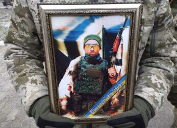 СТАВ ДО ЛАВ НЕБЕСНОГО ВІЙСЬКА: РОМЕНСЬКА ГРОМАДА ПРОВЕЛА В ОСТАННЮ ПУТЬ ЗАХИСНИКА УКРАЇНИ АНАТОЛІЯ КОПЧУ