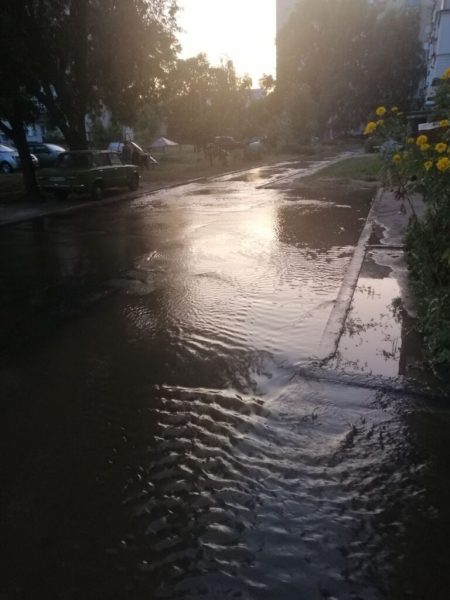 У 32-му мікрорайоні на радість дітлахам несподівано утворився “Венеціанський канал”, проте дорослі їх радість не розділили (+фото, відео)