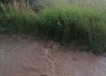 У 32-му мікрорайоні на радість дітлахам несподівано утворився “Венеціанський канал”, проте дорослі їх радість не розділили (+фото, відео)