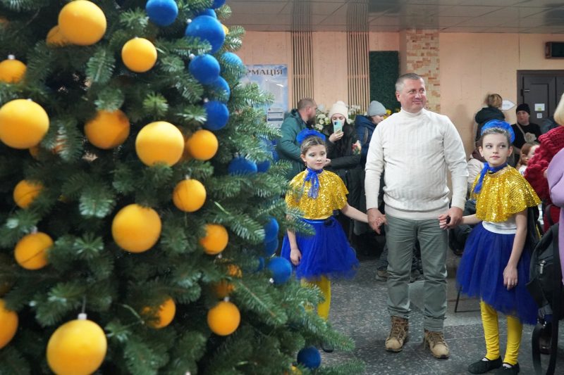 У ДЕНЬ СВЯТОГО МИКОЛАЯ ВІДБУЛОСЬ ВІДКРИТТЯ НОВОРІЧНОЇ ЯЛИНКИ