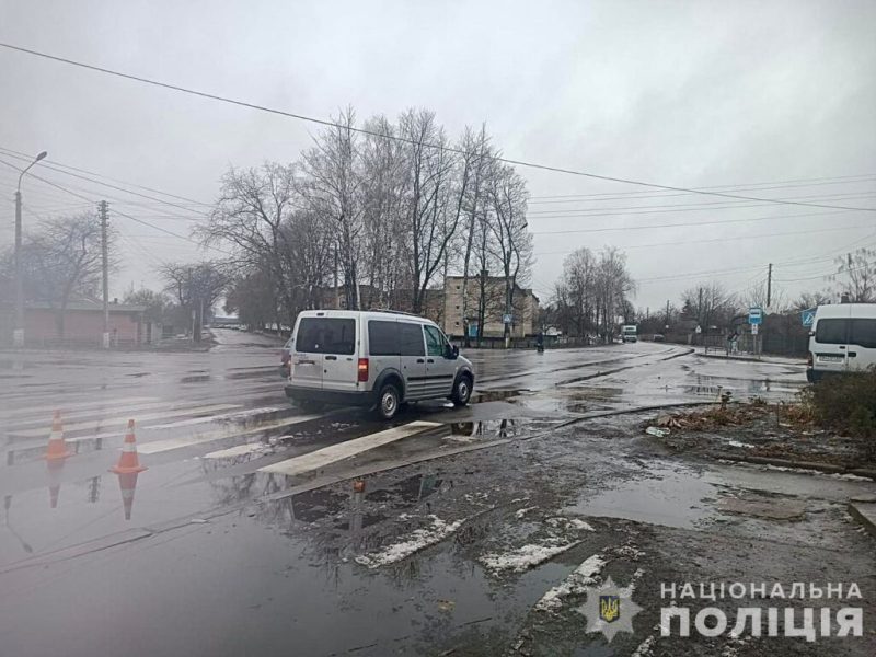 У Конотопі «Ford Transit», за кермом якого був 78-річний місцевий житель, збив жінку на пішохідному переході + Фото