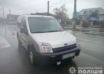 У Конотопі «Ford Transit», за кермом якого був 78-річний місцевий житель, збив жінку на пішохідному переході + Фото