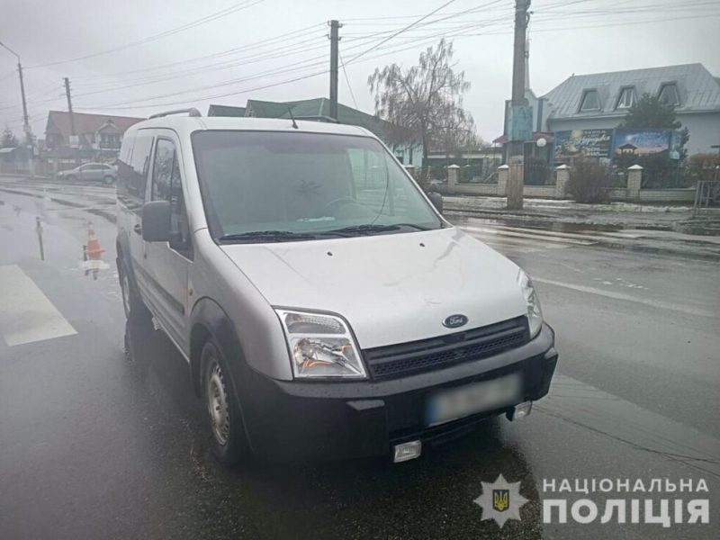 У Конотопі «Ford Transit», за кермом якого був 78-річний місцевий житель, збив жінку на пішохідному переході + Фото