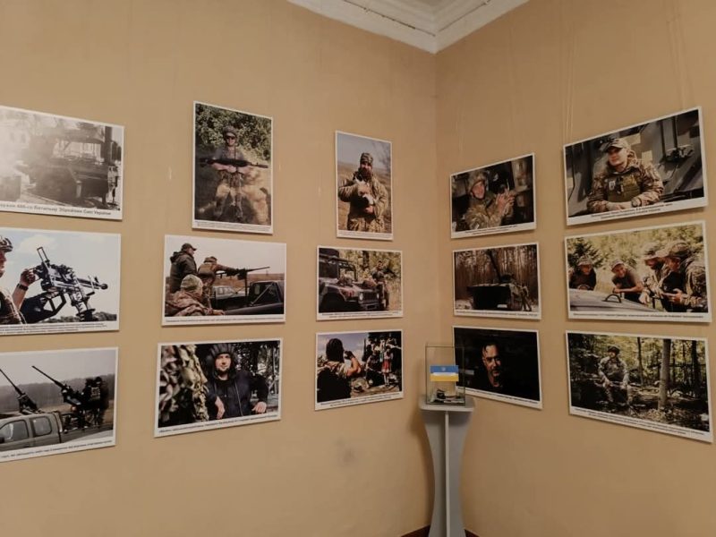 У Роменському краєзнвчому музеї відкрилася фотовиставка “Незламна Сумщина”