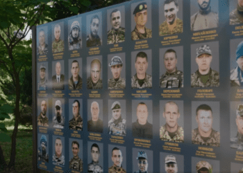 У Шостці на честь Дня Української Державності відбулось покладання квітів біля меморіалу загиблим захисникам України (+фото)