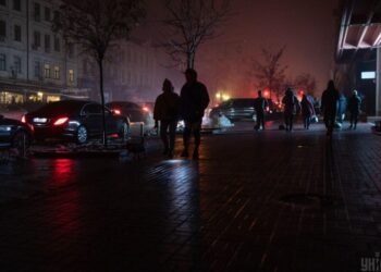 Українцям доведеться жити з графіками відключень світла щонайменше до весни, – Міненерго
