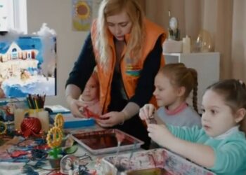 В Арт-центрі проводять заняття з малювання на воді + Відео