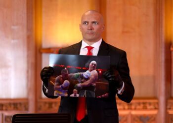 Відомий британський спортивний оглядач ділиться прогнозом на реванш Усика і Ф’юрі