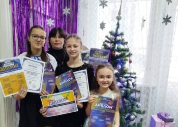 ВІТАЄМО З ПЕРЕМОГАМИ ЮНИХ ПІАНІСТОК РОМЕНСЬКОЇ ГРОМАДИ