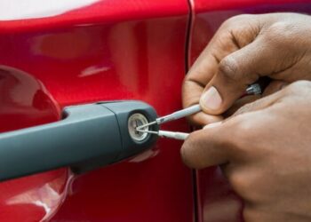 Сім способів відчинити свій автомобіль без ключа: на замітку водіям