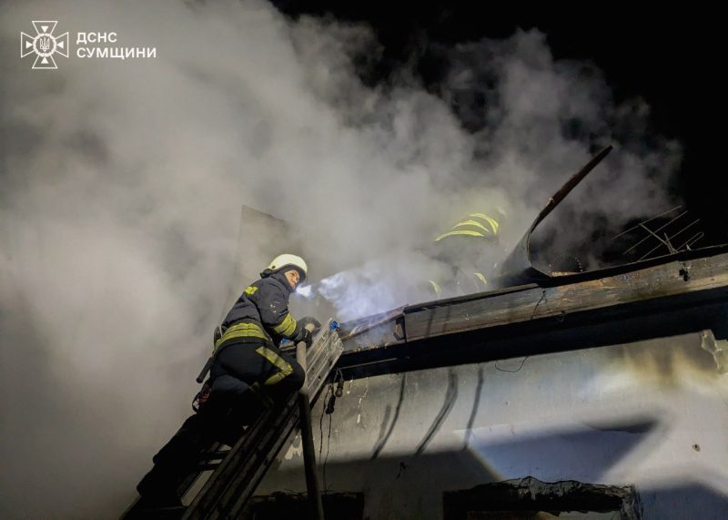 На Сумщині рятувальники, приборкуючи загоряння в житловому будинку, врятували дві господарські будівлі