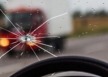 Українським водіям виписують штраф за тріщину на лобовому склі: чи потрібно його сплачувати