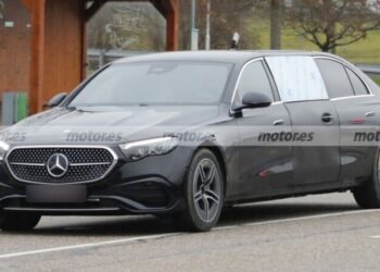 На тестах засвітився незвичайний подовжений шестидверний Mercedes E-Class (ФОТО)
