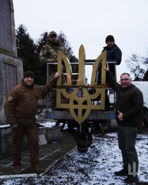 Замість радянської зірки – тризуб: територіальна оборона встановила герб України на Сумщині як символ єдності та свободи