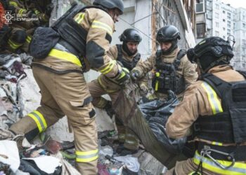 До 7 осіб зросла кількість загиблих внаслідок російського удару по багатоповерхівці в Сумах