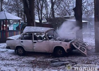 Ворожі дрони вдарили по службовому авто поліції на Сумщині