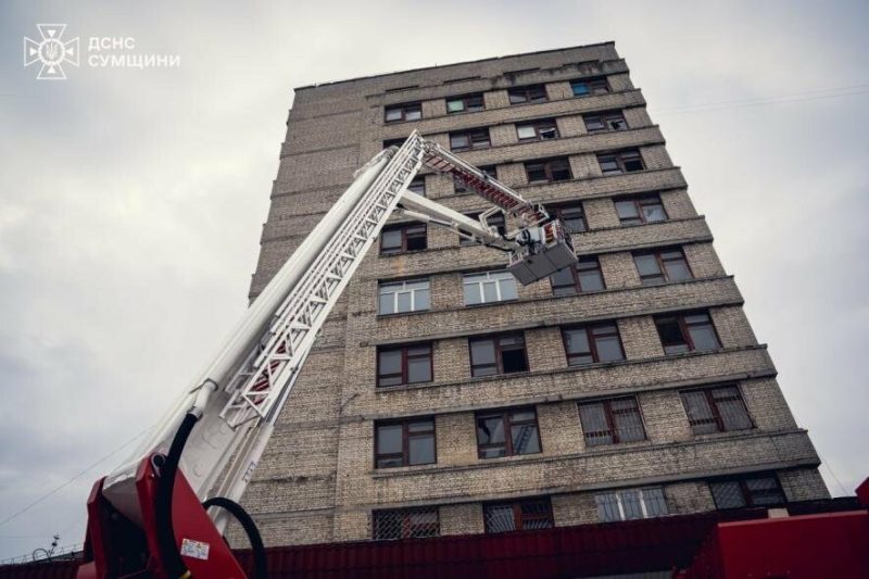 У Сумах під час атаки безпілотників повибивало вікна в гуртожитку